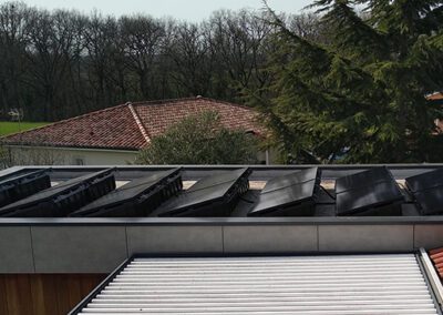 Installation de 16 panneaux et 16 micro-onduleurs sur toiture plate à Pibrac (31820).
