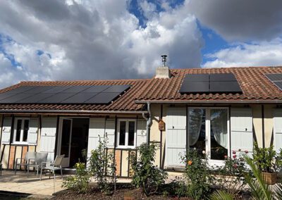 Installation de 16 panneaux photovoltaïques Eurener à Mirannes (32350) sur une maison à tuiles romanes. Puissance installée : 6kWc avec micro-onduleurs Enphase.